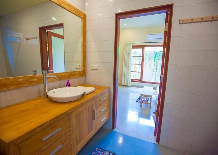 Vibrant Getaway In Seminyak: Buyaya Villa