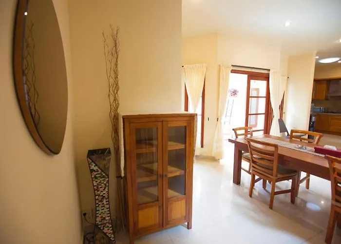 Villa Vibrant Getaway In Seminyak: Buyaya