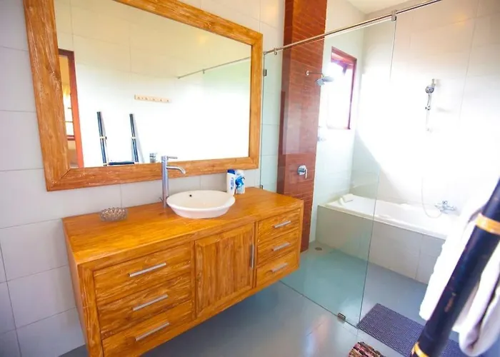 Vibrant Getaway In Seminyak: Buyaya Villa *